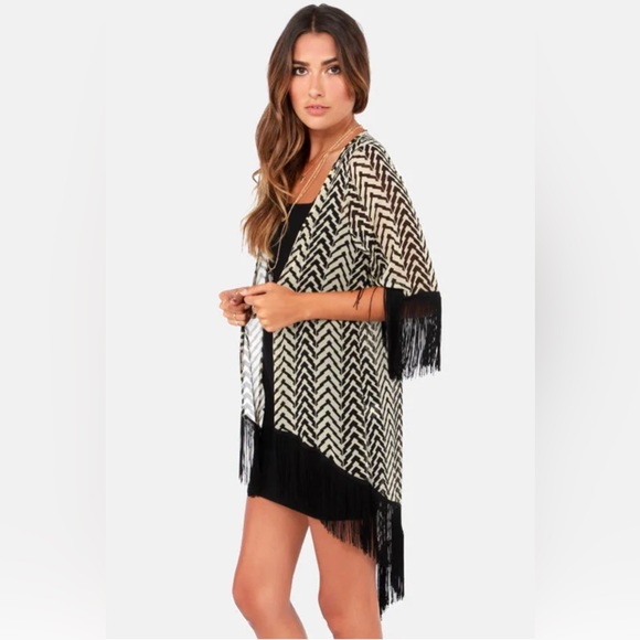 Lulu’s Somewhere My Love Black & Cream Chevron Fringe Kimono - Picture 2 of 7
